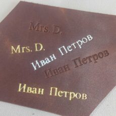 тиснение инициалов на коже